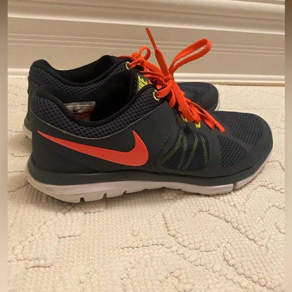 •SOLD• Nike Training/Running Shoes - Picture 2 of 7